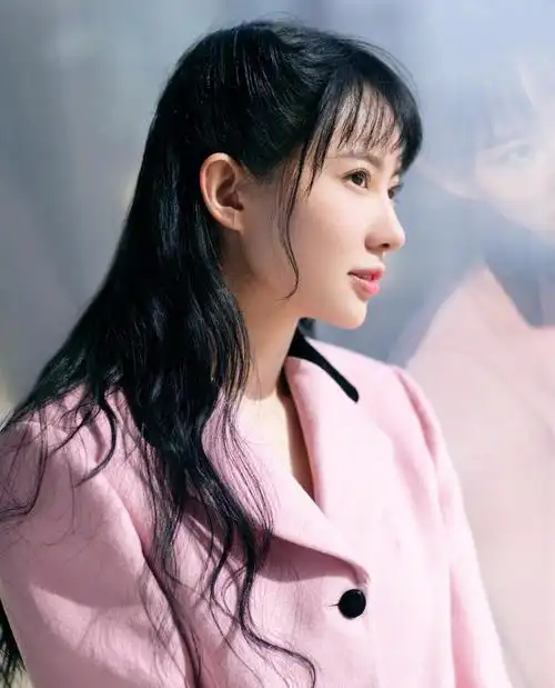 "诺澜"刘萌萌化身粉红佳人!穿套装解锁新潮流,尽显优雅风范