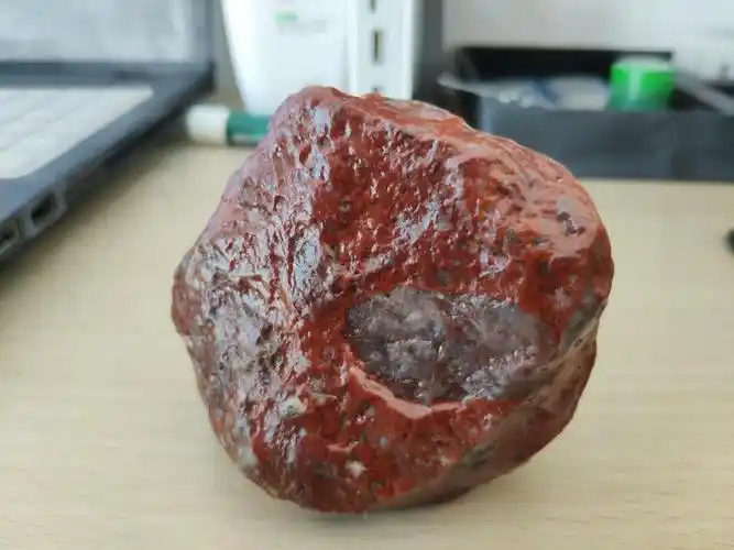 朋友们都认为是鸡血石,请大师看看. 50 颜色基本红色,小部分暗红.