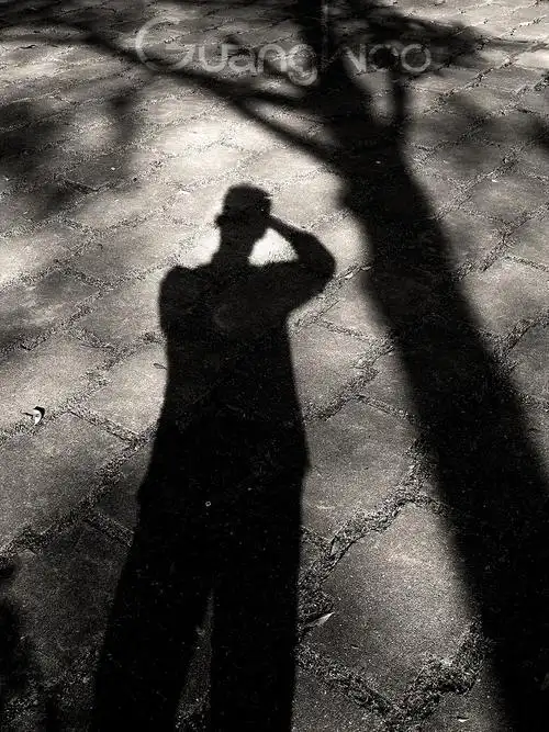 你可能会在路上看见一个用双手握着手机拍影子的人.