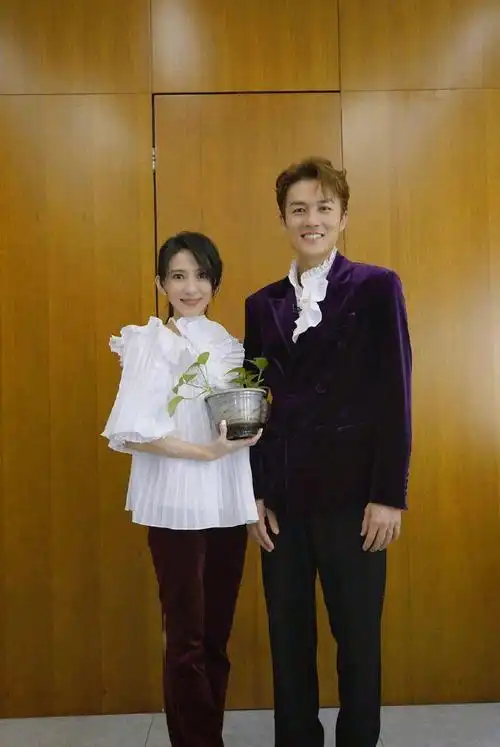 吴克群戴佩妮晒最新合照两人身高差抢眼44岁戴佩妮状态很不错