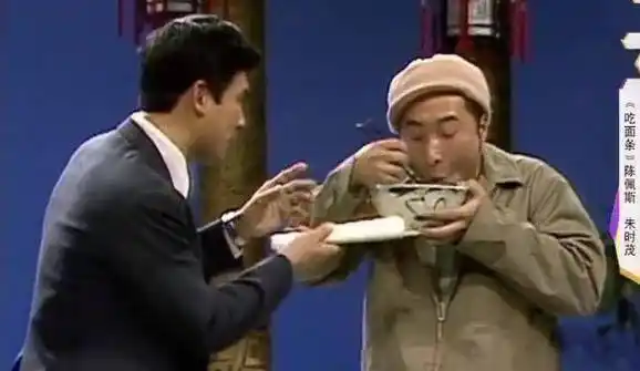 66岁陈佩斯与儿子录视频花衬衣配牛仔裤变潮男相互逗趣好欢乐