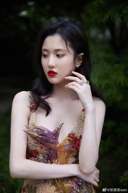 风会吹过整个森林张慧雯碎花裙如精灵美好藏不住