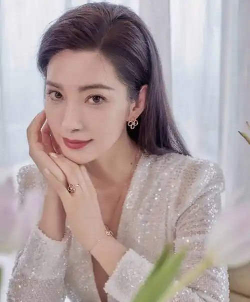 50岁李冰冰"病情"曝光,正常生活成奢侈,十万月薪请保姆洗菜!