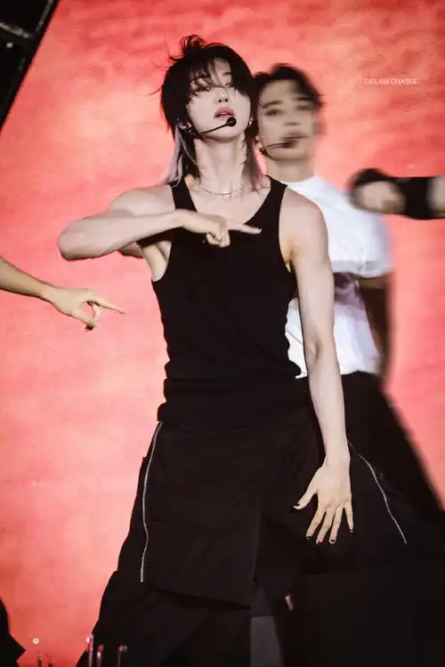 the8徐明浩超话78#徐明浩白色狼尾造型#真的好喜欢