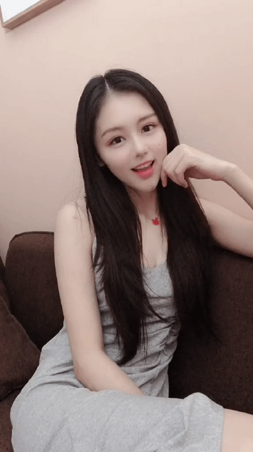 搞笑gif趣图:妹子,穿裙子就不要骑在男朋友头上了,多尴尬呀_胳膊