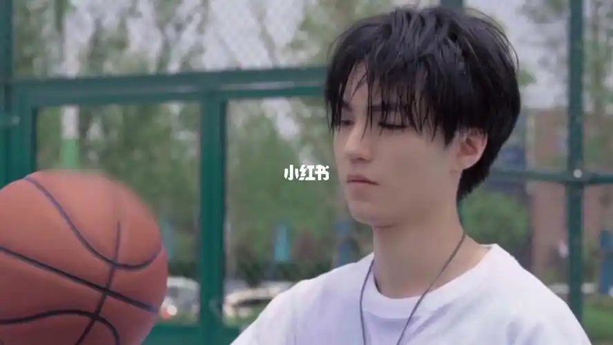 今天陪王俊凯打篮球