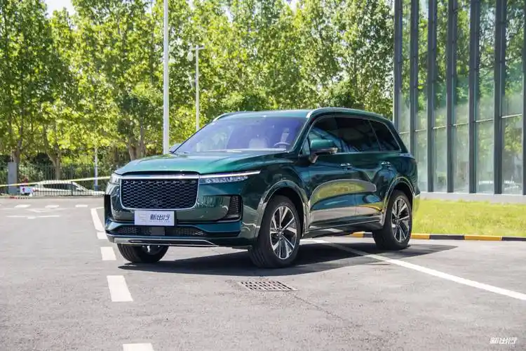 不过,在聊之前还是简单回顾下 2021 款理想 one 整个外观,内饰造型.