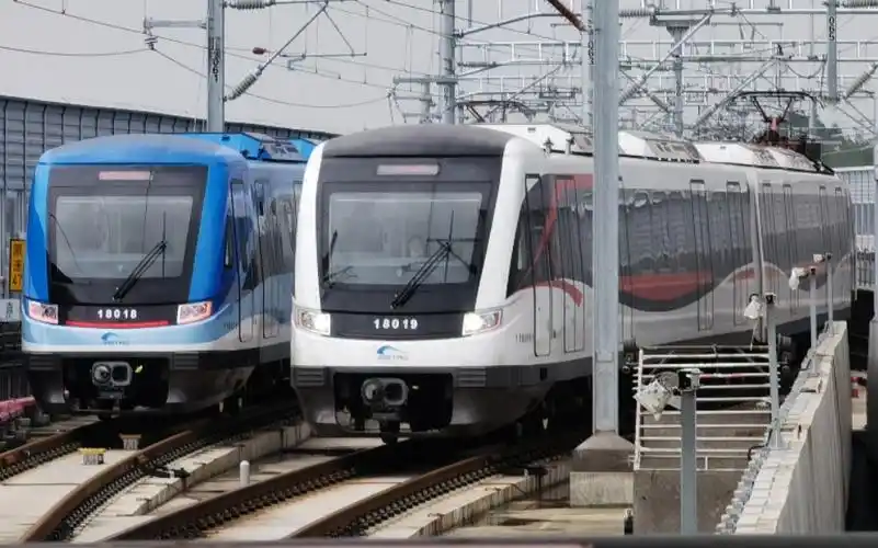 又快又稳!成都地铁18号线天府新站甩站通过侧面视角