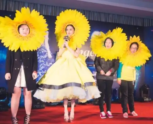 angelababy生日玩制服诱惑 好友倪妮送祝福