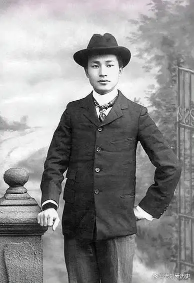 从老照片国民的穿戴来看,民国只是一个新旧过渡的时代