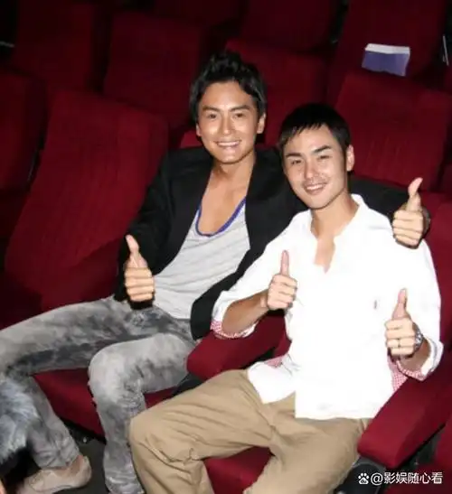 当年凯渥家有三个帅哥,阮经天,郑元畅,贺军翔,被称为"凯渥三剑客".