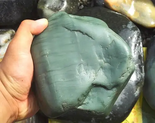 河道里新出的沙枣青籽料,这才是沙枣青,别被人忽悠了