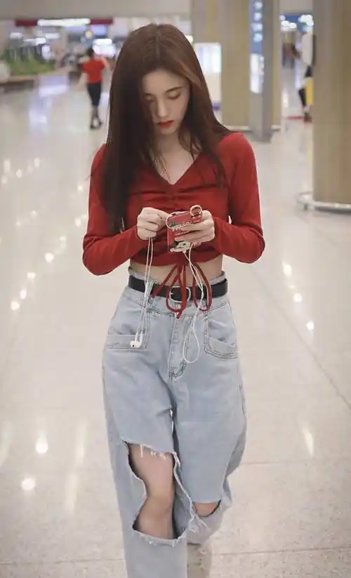 鞠婧祎穿红衬衫配黑高腰短裤,凹出了大长腿,真的只有159?