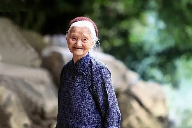 巴马长寿乡,全乡515人,百岁老人多达7人,是国际上"世界长寿之乡"标准