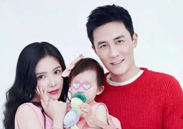 杜淳携妻女拍亲子照,2岁小蛋饺交流拒对视,额头太宽被疑唐氏儿