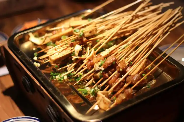 兄弟同盟,重情义,一杯酒,一世情,约上三五好友来一场烤串局_烧烤