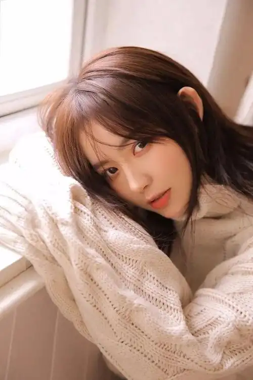 靓丽美女高领毛衣迷人生活照