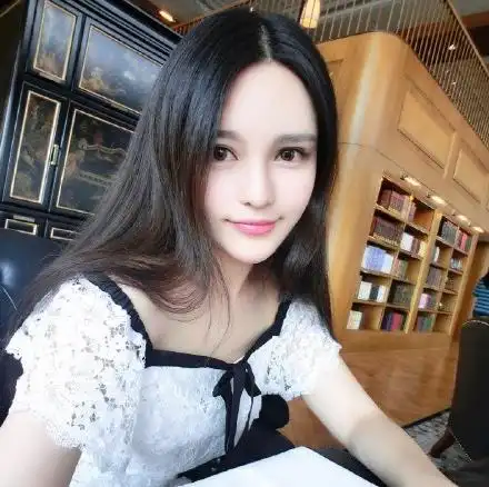 英国美女学中国网红玩剪刀手嘟嘴自拍,画风诡异 - 个性小屋 - zeze!啧