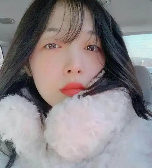 雪莉新鲜自拍白皮肤惹眼披发躺地很随意一出现就是热门话题