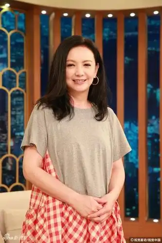 52岁曾华倩近照曝光气色好 少女风格短裙大秀美腿