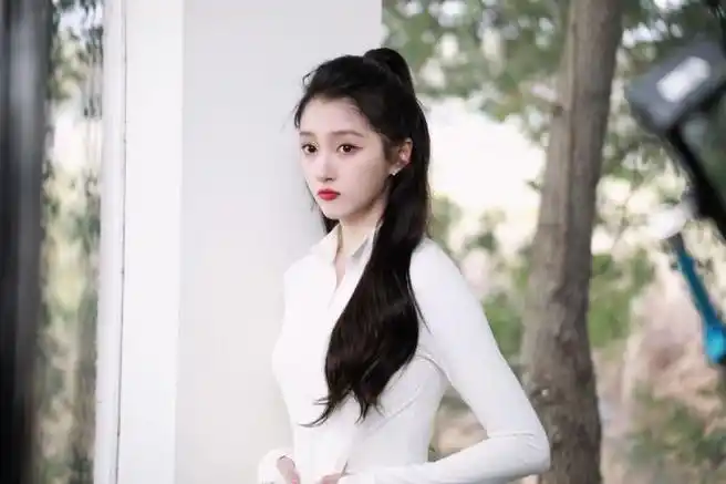 关晓彤最新随拍图,身穿防晒衣这个身材曲线不要太好,简简单单就很美