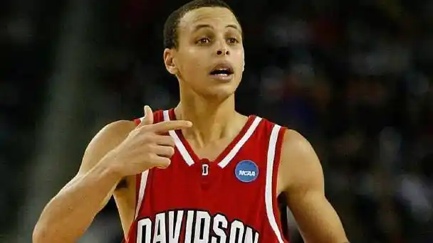 看看大学时期的库里是怎么打球的?