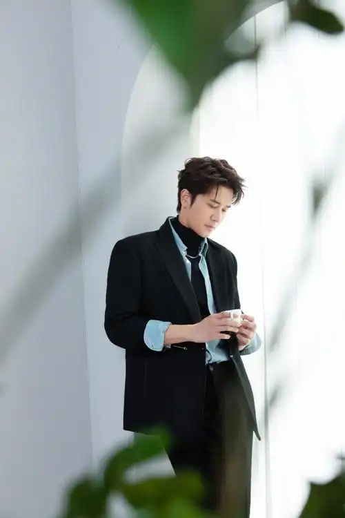 彭冠英情人节营业照##彭冠英西装衬衫高领毛衣叠穿造型