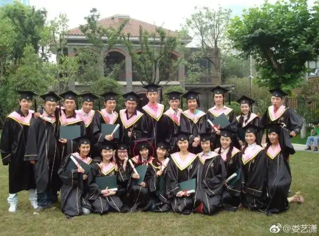 娄艺潇(红圈处)在上戏的毕业照
