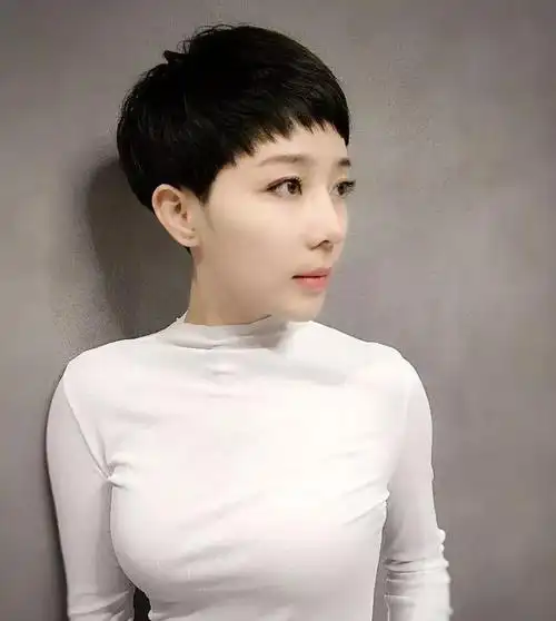 短发造型,不但分有短碎发发型,中长短碎发发型,如果你是女士不防可以