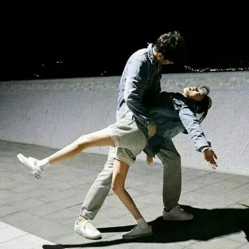 情侣头像一个男的搂女的腰弯下去,在黑夜,都是灰色衣服