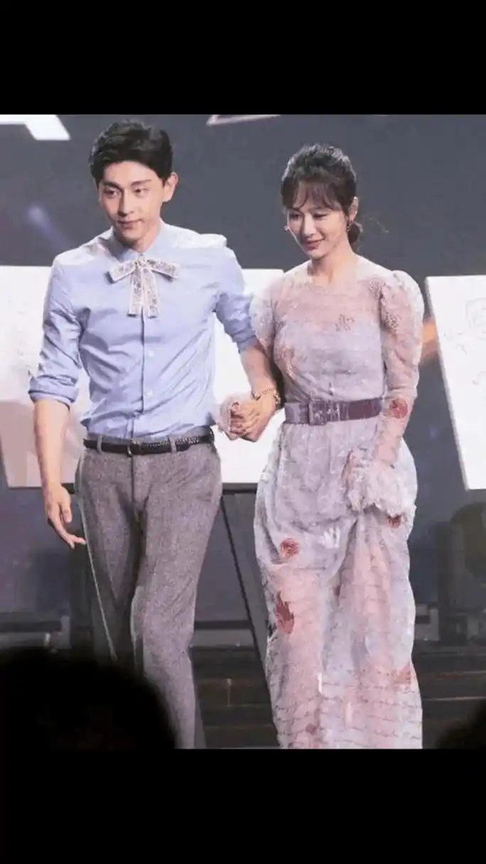 gif创作人# 邓伦和杨紫配一脸,出席活动男神全程贴心牵着杨紫,邓伦