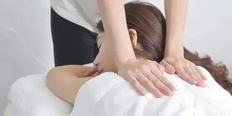 教你四步学会背部按摩背部按摩手法步骤教学