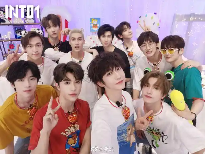 恭喜into1获年度新势力团体少年们的努力没有白费