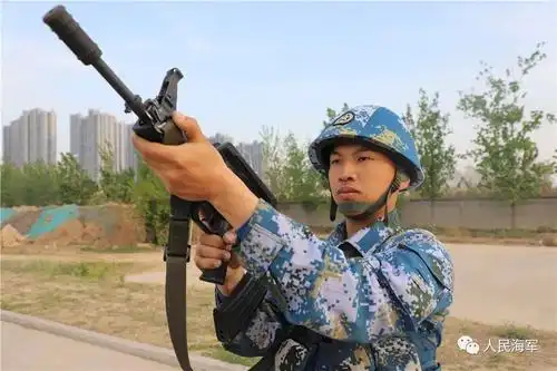 如今变成现实曾经的梦想怀着对军旅生涯的热枕从学生到军人,投笔从戎