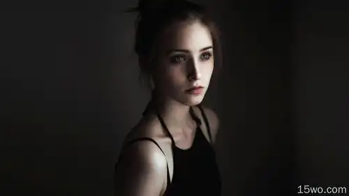 e屋壁纸为你提供高清的黑色背景 美容 美女人像8k壁纸 4096x2160壁纸