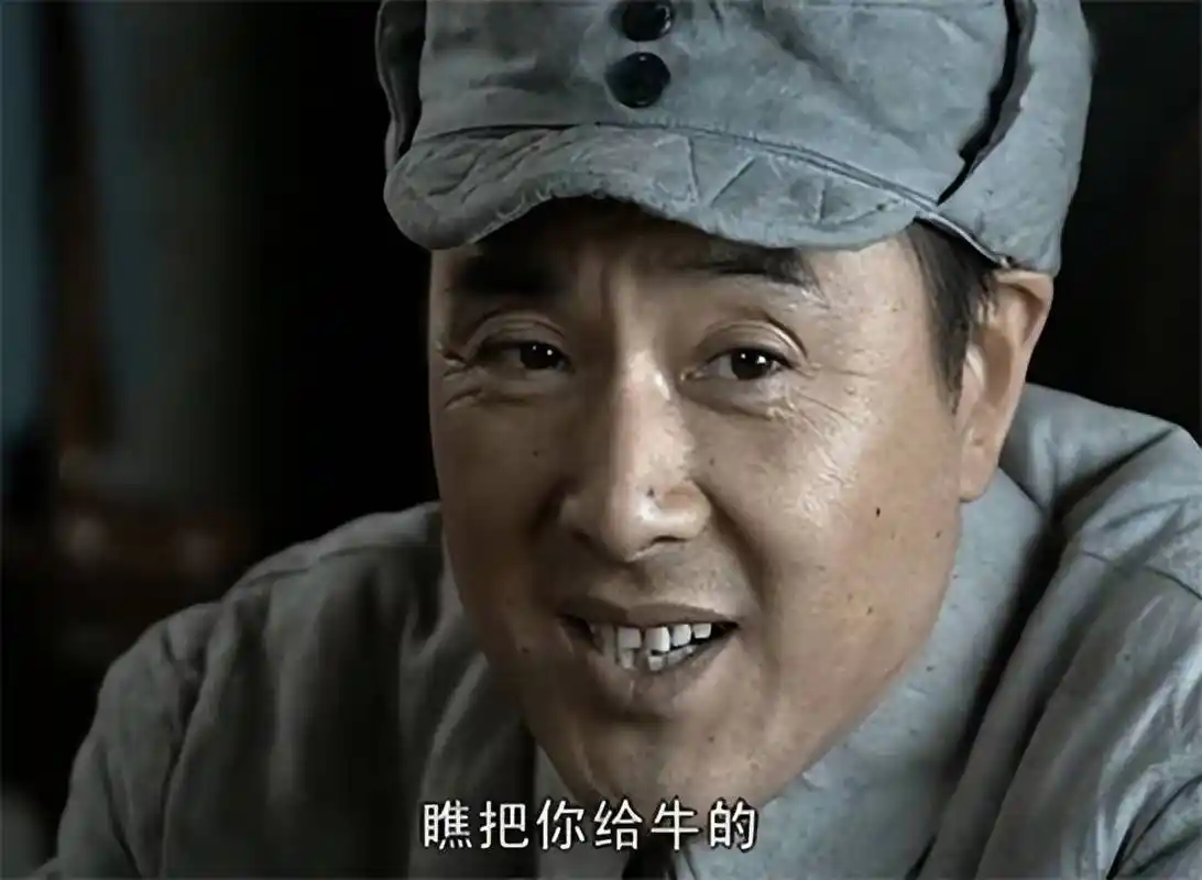 《亮剑》团长丁伟,退休后回农村养老,带妻子吃苍蝇小馆