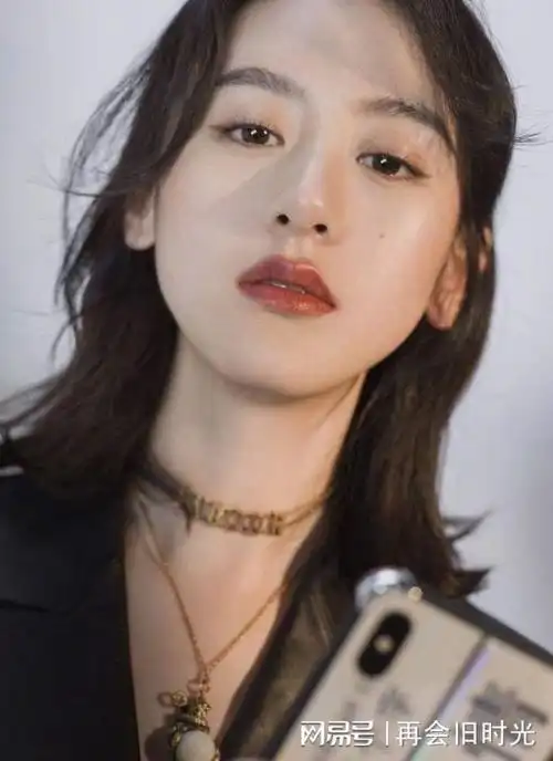 上海妹子袁冰妍红秀杂志写真黑丝脚踩地板网友露脚趾了