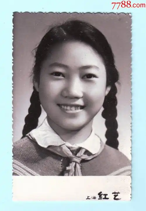 学生黑白照片,两根大辫子,非常好看,上海红艺照相拍摄_老照片_第1张