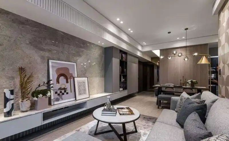 在暖色调的大地色系中,偶以香槟金点缀一二,并搭配大理石材,镜面等