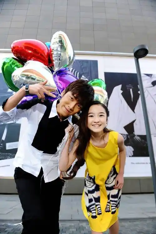 与8岁女孩恋爱还要结婚,5年过去了,这对"情侣"的结局大快人心_张木易