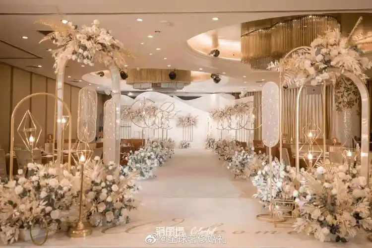 现场布置采用led屏幕全景设计哟简约大气更能突出婚礼精致感