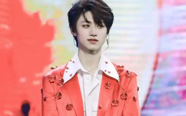 tf家族练习生翻跳《特务j·猫步轻俏》朱志鑫直拍focus