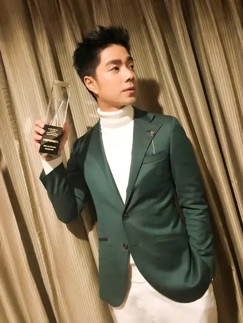 环球时尚新锐大赏 袁成杰获封"年度最具时尚风格艺人"