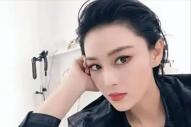 娱记曝张馨予结婚属迫于无奈,不受婆家待见,没看上去那么幸福|何捷