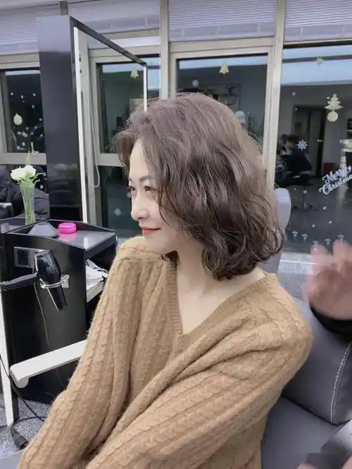 "短发烫个卷"2022超显气质超流行,这么好看你还不烫?_发型_中国_头发