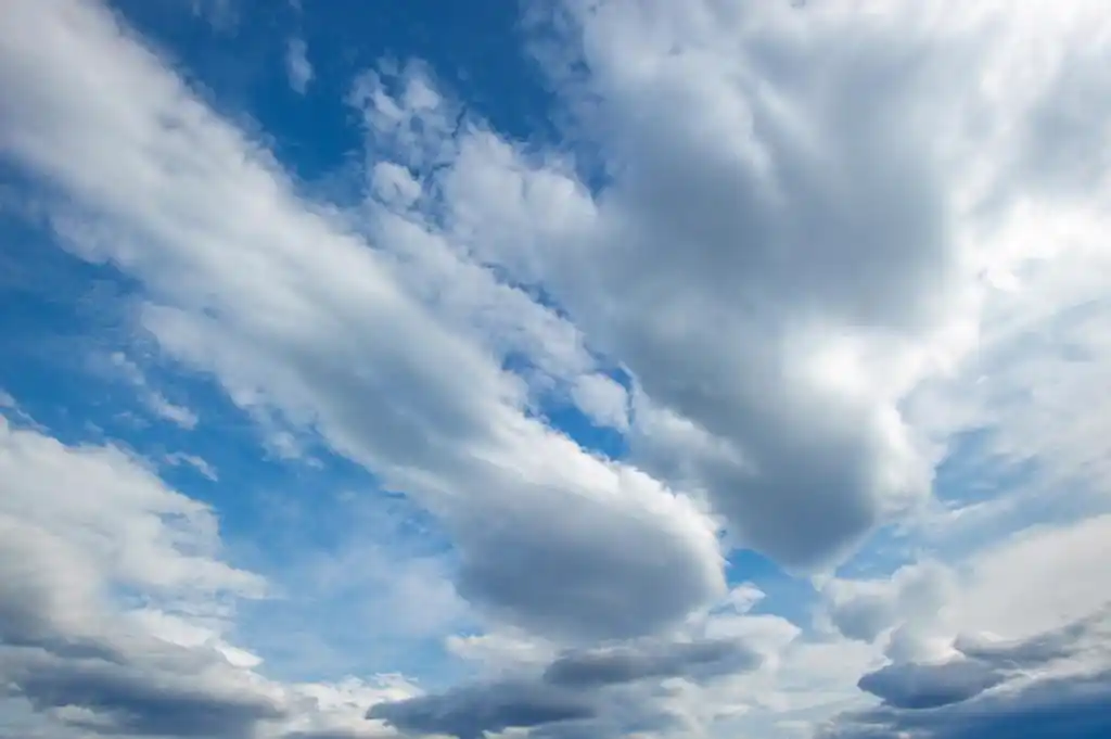 多云的天空背景,白云在深蓝色的天空背景