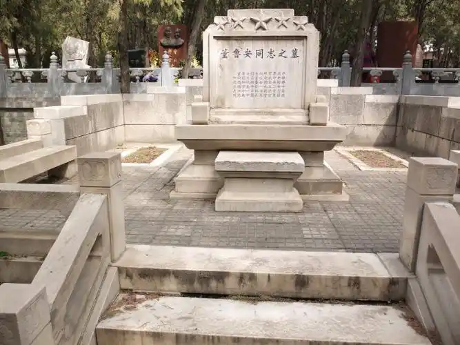 八宝山革命公墓成了夸豪斗富,炫耀权势的地方