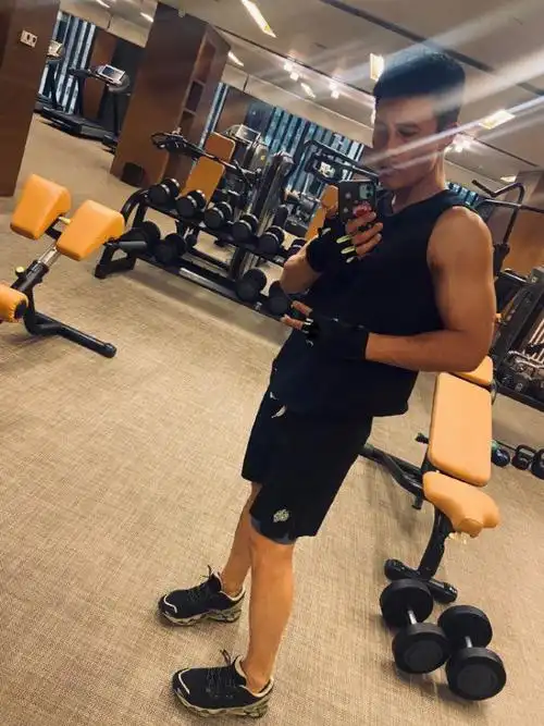 奶爸已就位杜淳晒健身照秀麒麟臂幸福喊话以后保护我的宝宝