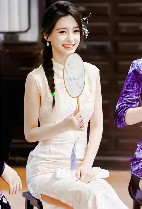 angelababy旗袍加披肩,手握团扇新造型,楚楚动人!
