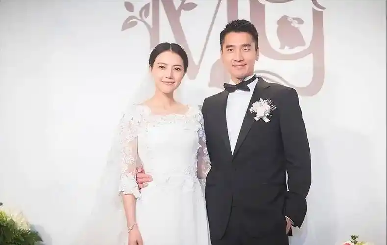 高圆圆勾着老公脖子隔东西与赵又廷亲吻身旁女儿很淡定